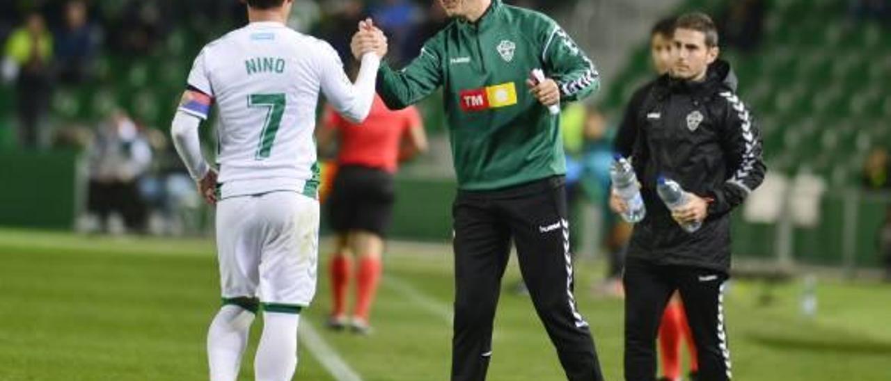 El entrenador del Elche felicita a Nino tras ser sustituido en el minuto 70 por Nuke Mfulu.