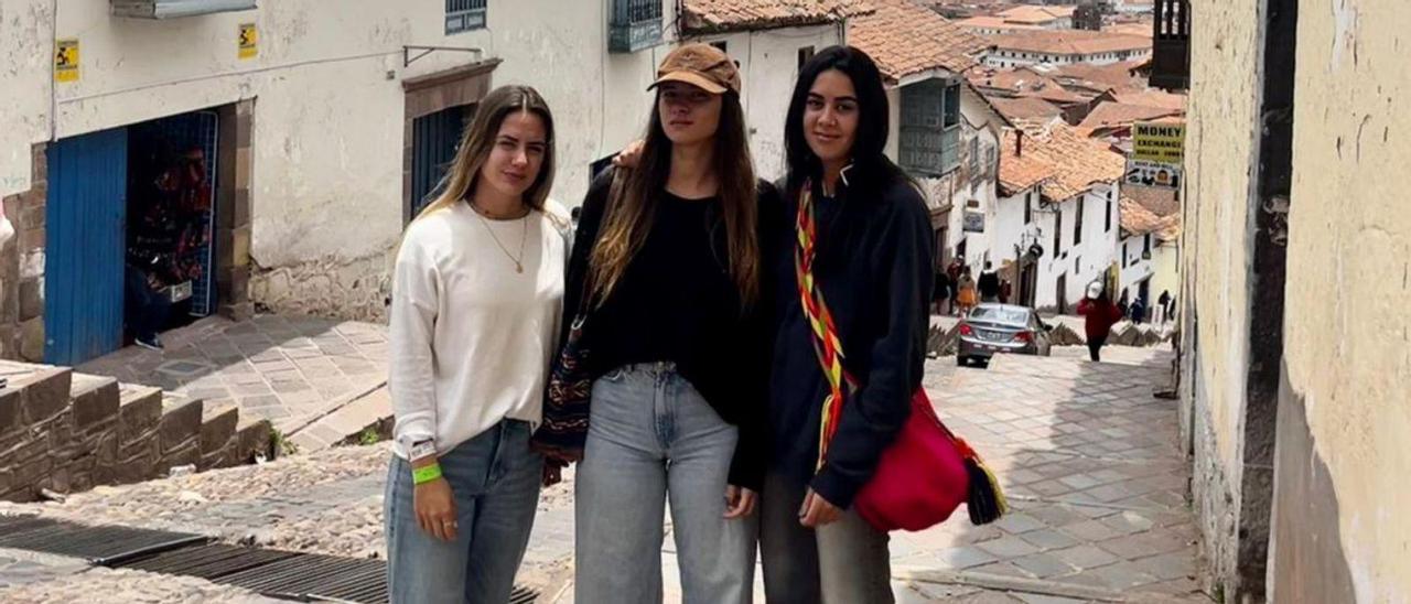 Elisa Valles, Claudia Sala y 
Candela Álvarez (a la dcha.),
en Cuzco, cerca del hostal.
