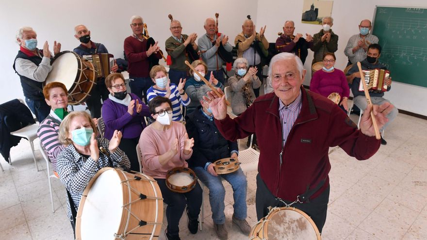 José Albino Torres, vecino de Paderne,  festeja su 92 cumpleaños con sus compañeros de la UNED