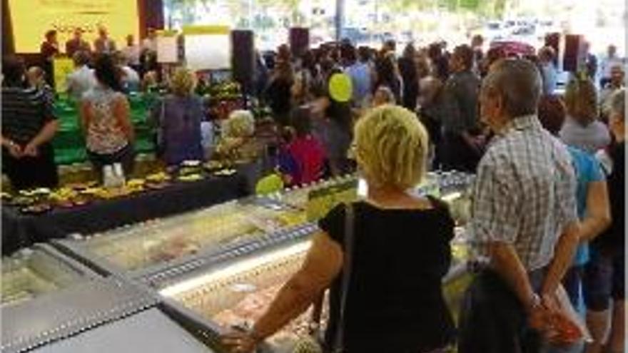 Un moment de la inauguració del nou supermercat Supeco a Blanes.