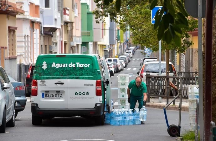 04-05-2020 LAS PALMAS DE GRAN CANARIA. Trabajadores de Aguas de Teror durante el reparto de agua en la plaza de Perón. Fotógrafo: Andrés Cruz  | 04/05/2020 | Fotógrafo: Andrés Cruz