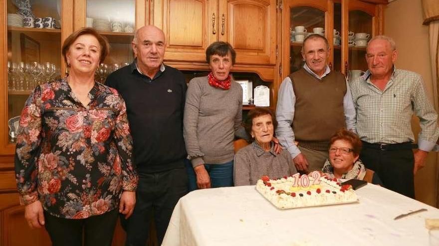 Nieves Negro Barrio ayer con parte de su familia durante la celebración. // Bernabé