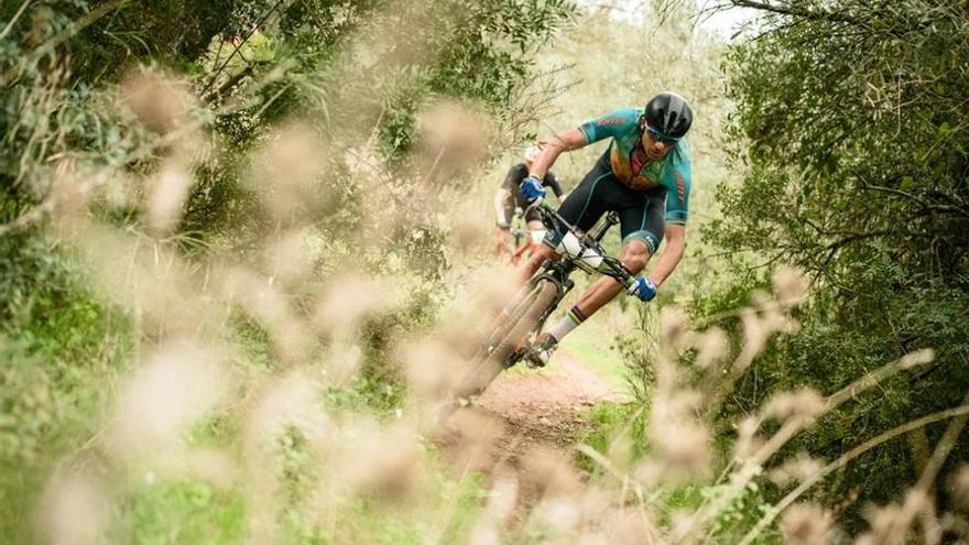 El portugués Tiago Ferreira se hace con el liderato de la Andalucía Bike Race