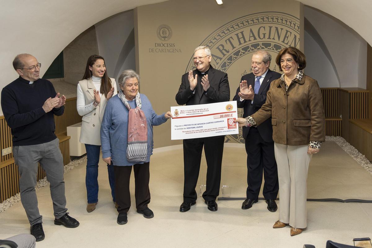 Entrega parte del óbolo del Año Jubilar, que irá destinado al proyecto Infancia de Cáritas