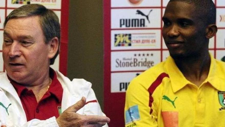 Clemente, junto a Etoo, en su etapa como seleccionador de Camerún.