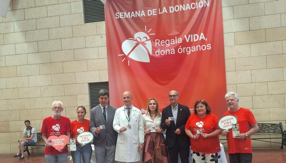 Beatriz Domínguez-Gil, en el centro, con autoridades del hospital, ponentes en las jornadas y pacientes trasplantados.