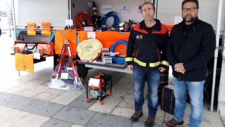 Víctor Blanco y Miguel Medela, ayer, en la entrega en Sanxenxo.