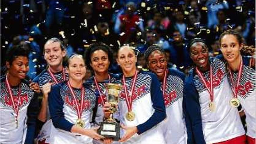 Sue Bird i Diana Taurasi aixecant el trofeu de campiones en el darrer mundial de Turquia.