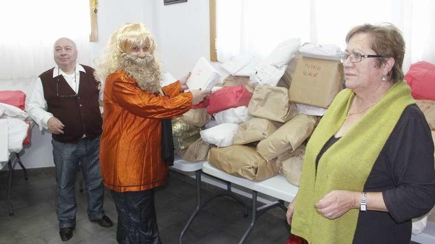 Voluntarios del comedor social cangués, con los regalos. // Santos Álvarez