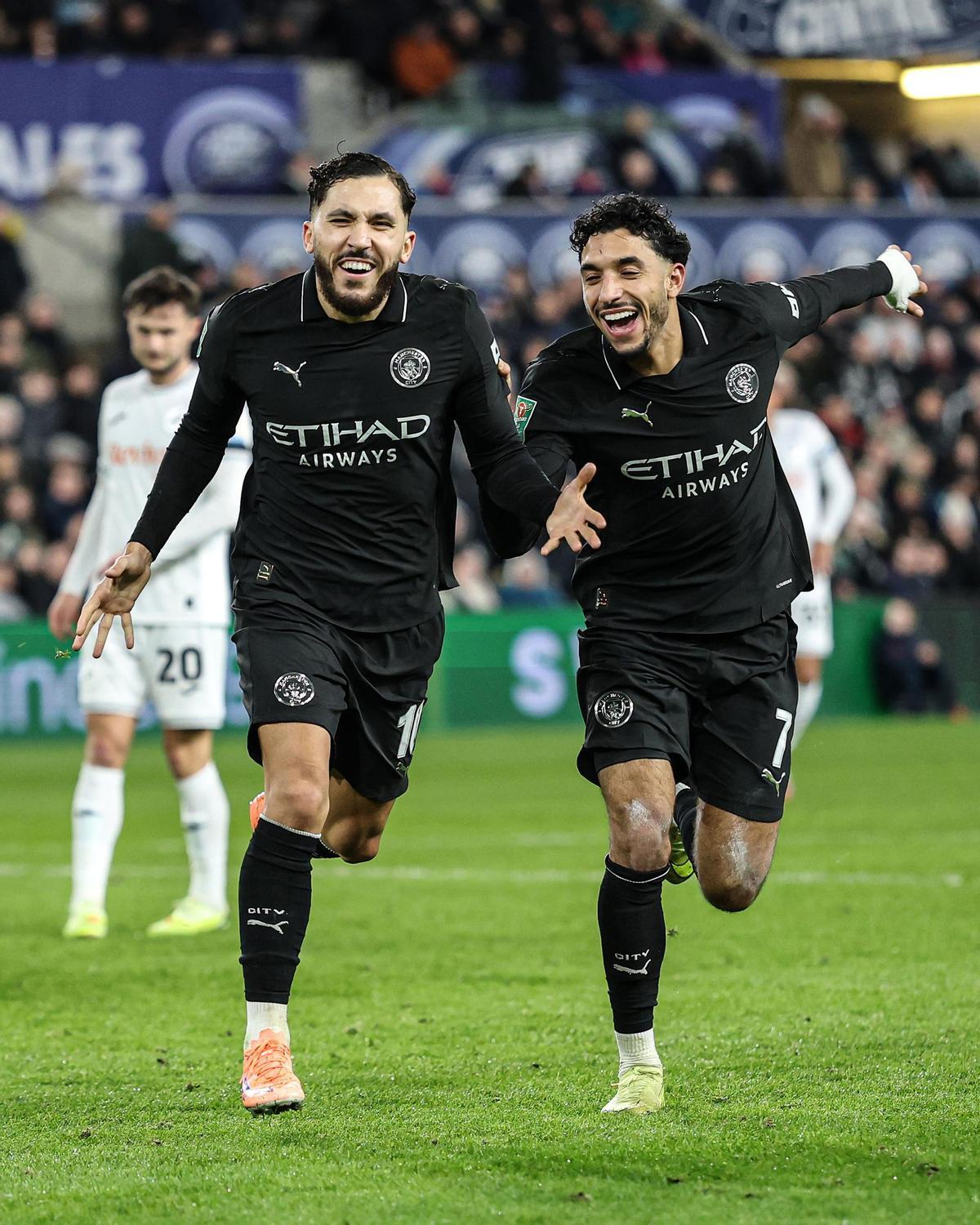 Cherki, con Marmoush, celebra el gol del triunfo ante el Swansea