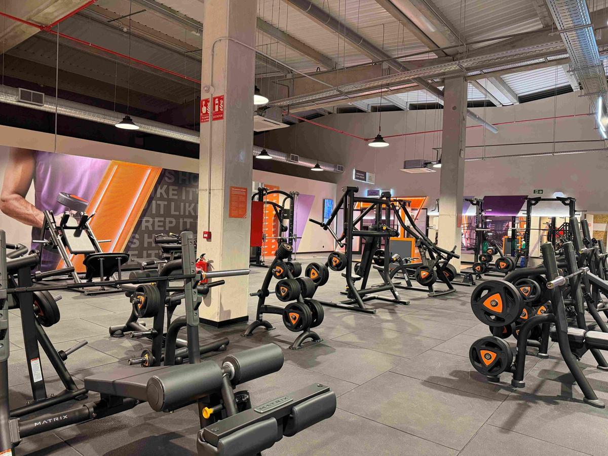 Interior del club de Basic-Fit en Almassora.