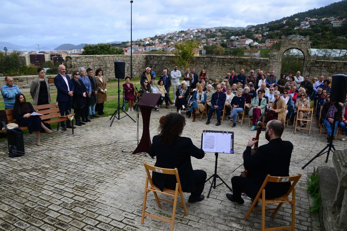 Un momento do concerto dos violonchelistas Fernando Santiago e Roberto Alonso na homenaxe laica do Día de Defuntos en Bueu.