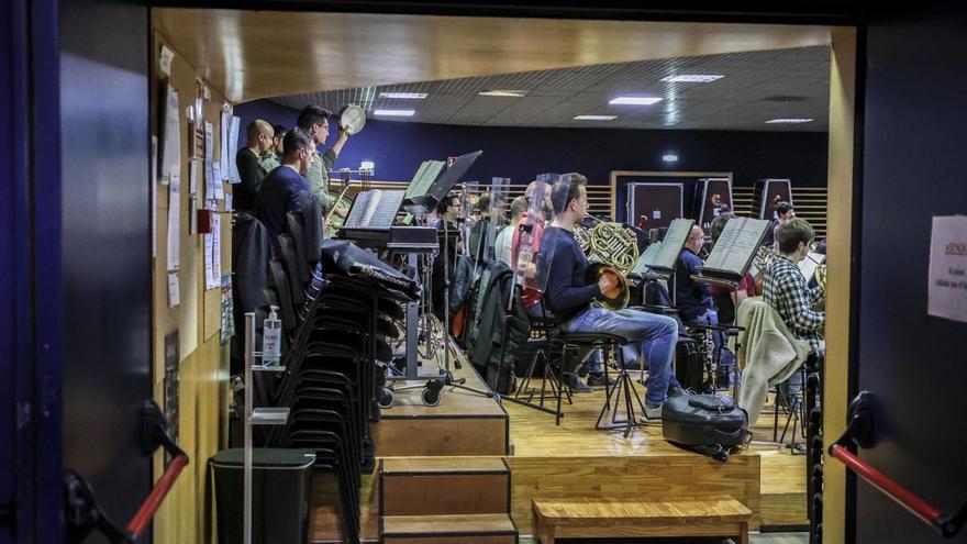 La orquesta ensaya con las puertas abiertas.