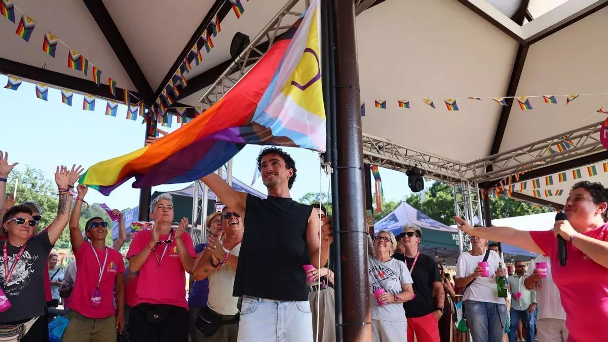El "Orgullín del Norte" de Gijón iza la bandera por la memoria de Rambal y la esperanza de la ley LGTBI