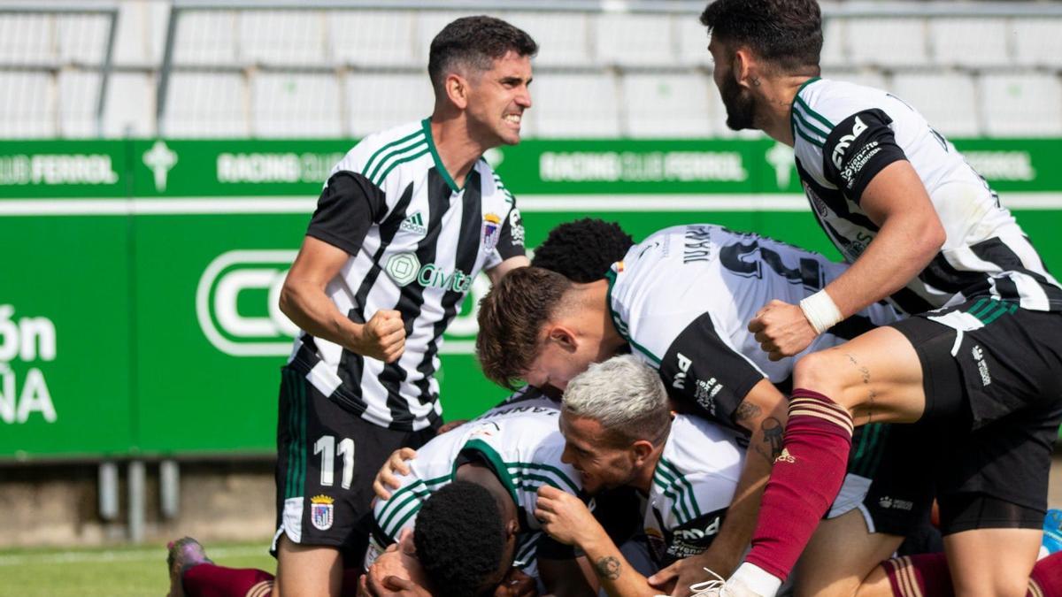 Los jugadores del Badajoz celebran el tanto logrado en Ferrol