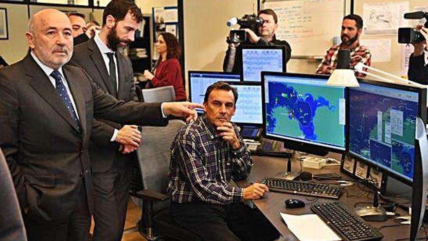 Benito Núñez y Javier Losada ayer, en las instalaciones de la Torre de Control Marítimo de A Coruña.