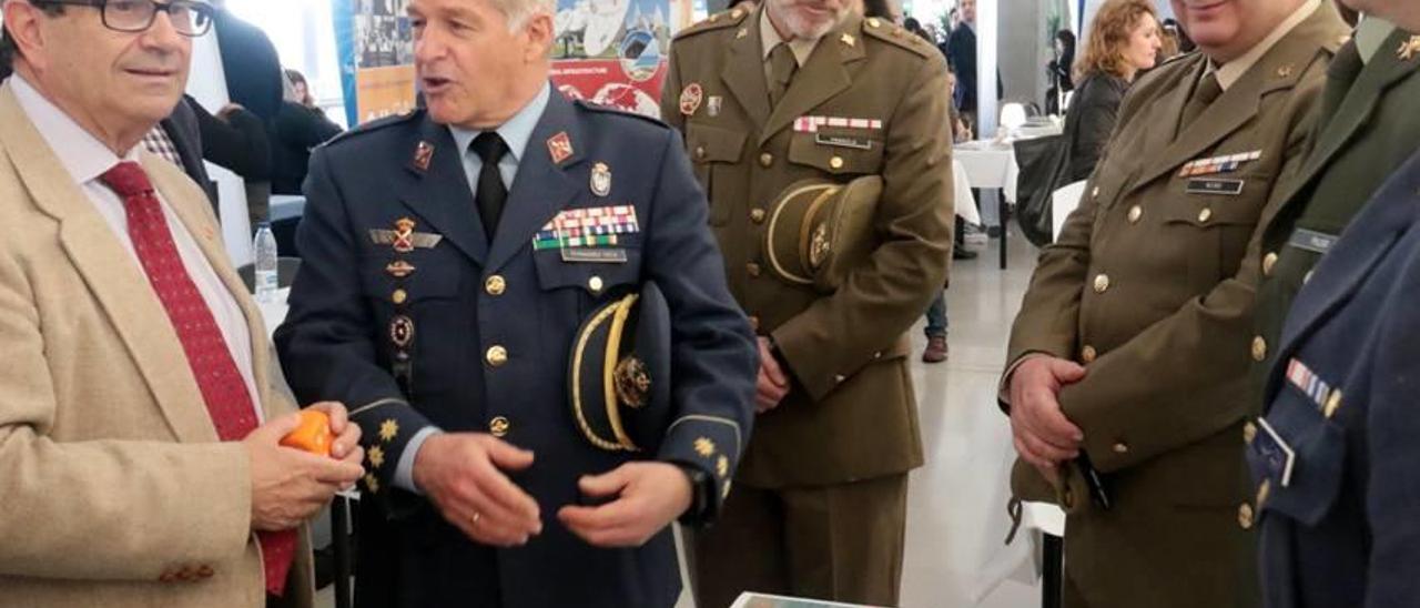 Huguet saludó a los representantes del Ejército en el Fórum de la Ocupación.