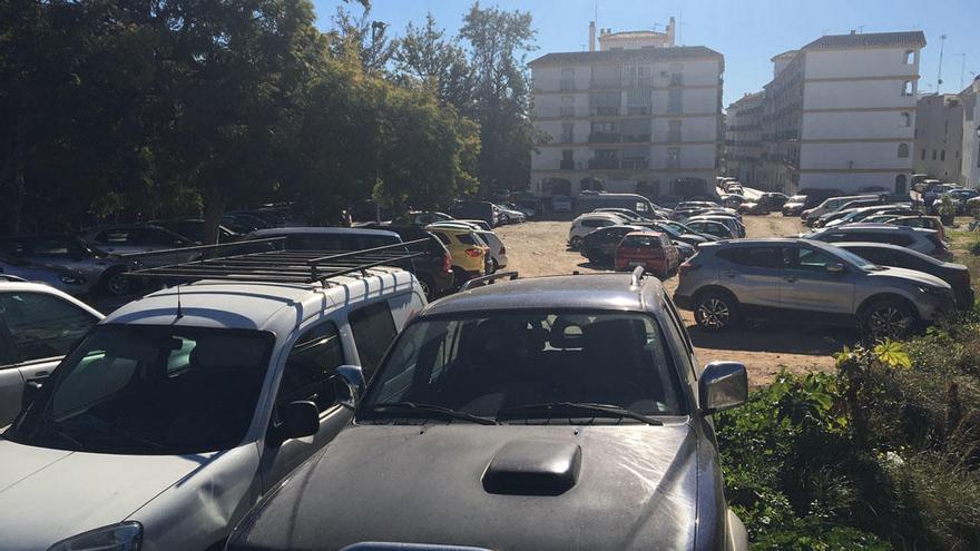 Vehículos estacionados en un aparcamiento de Marbella.