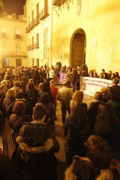 Más de 200 personas en la Plaça de Baix de Elche