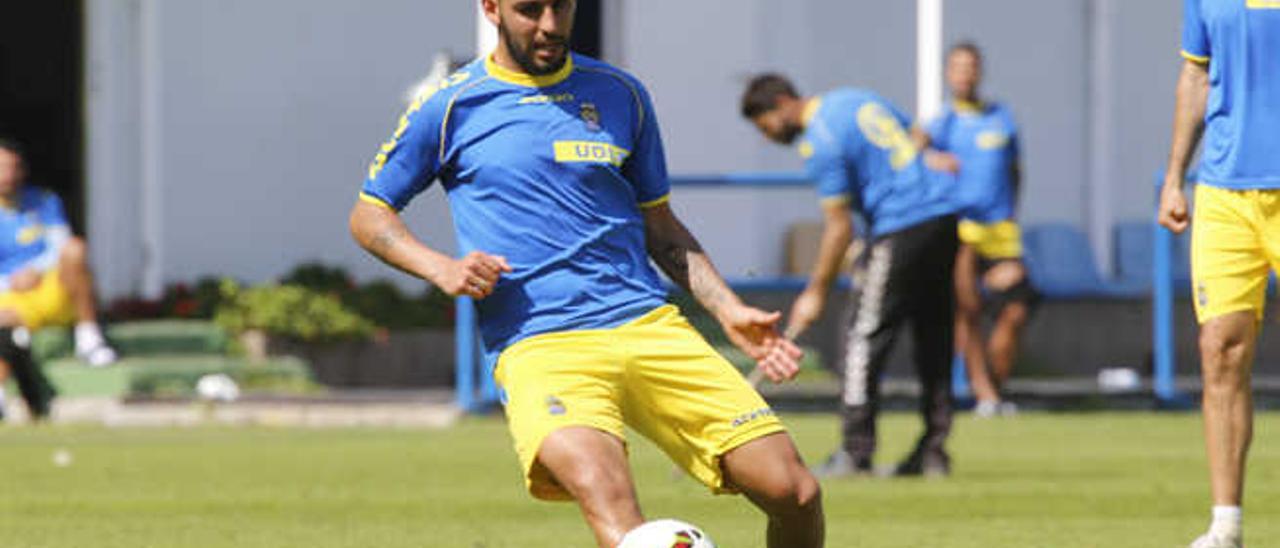 Nauzet controla el balón en un entrenamiento en Barranco Seco.