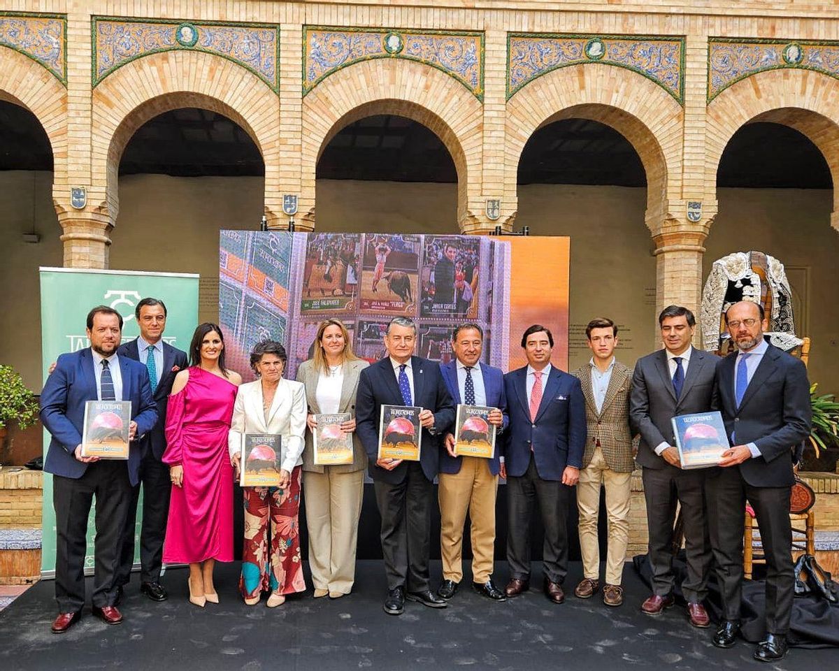 Presentación de 'Taurocromos' con diversos toreros, empresarios y políticos