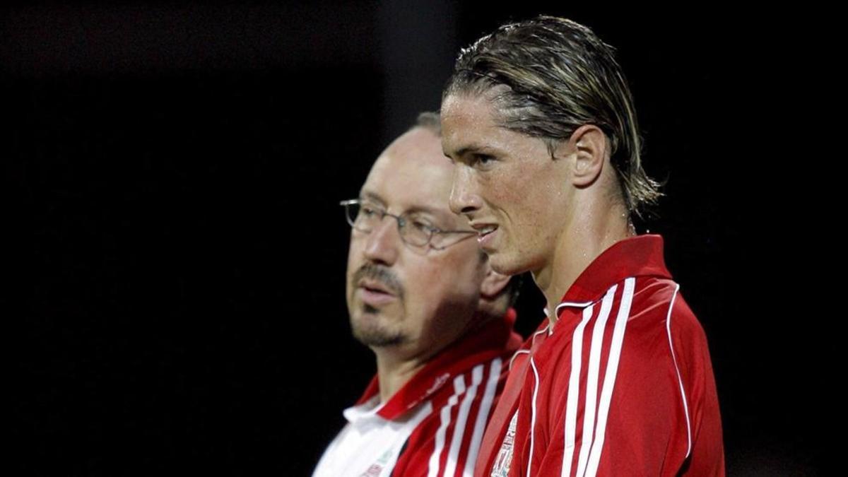 Benítez charlando con Torres durante su etapa en Liverpool