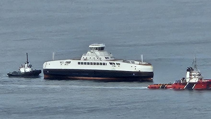 Se refugia en Vigo un remolcador griego que transporta el casco de un ferri hacia Noruega