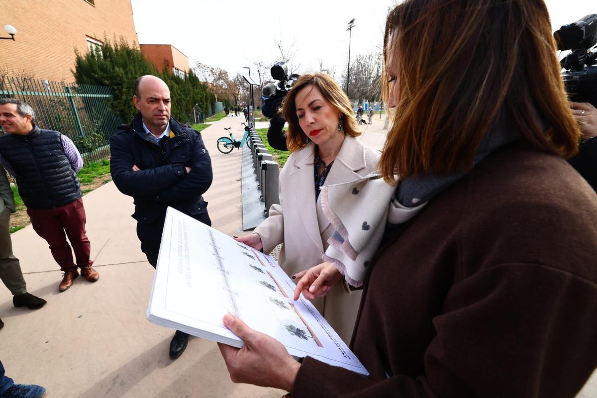 La alcaldesa comprueba el diseño de la renovación de Doctor Iranzo.