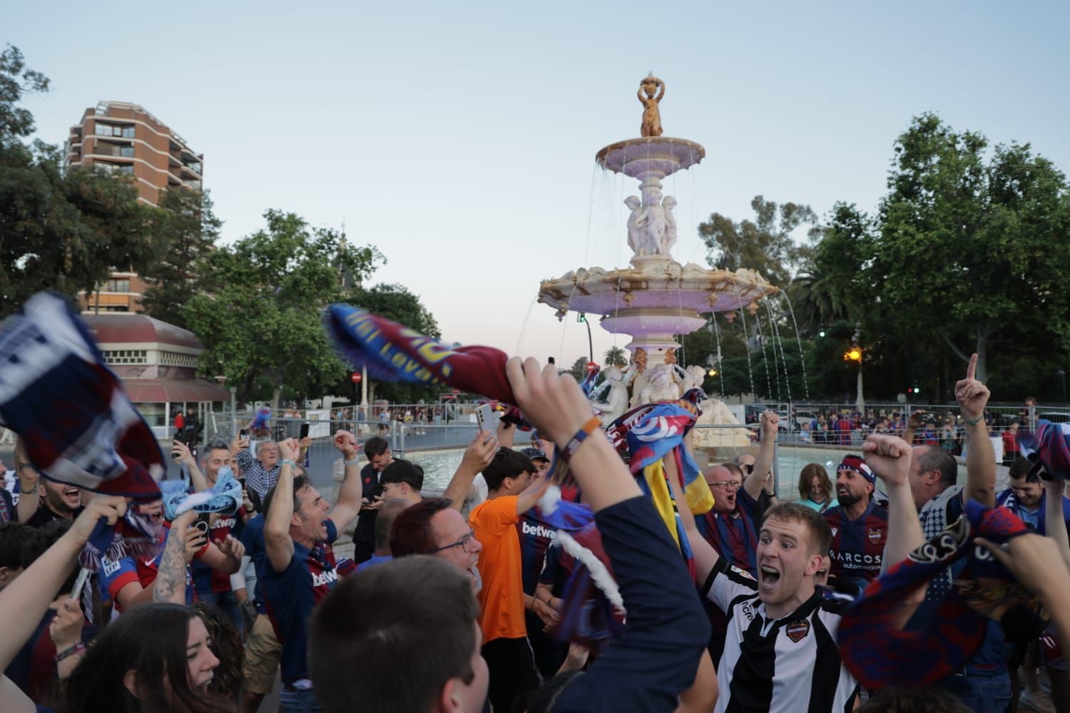 La afición del Levante UD festeja el ascenso en la fuente de Las Cuatro Estaciones