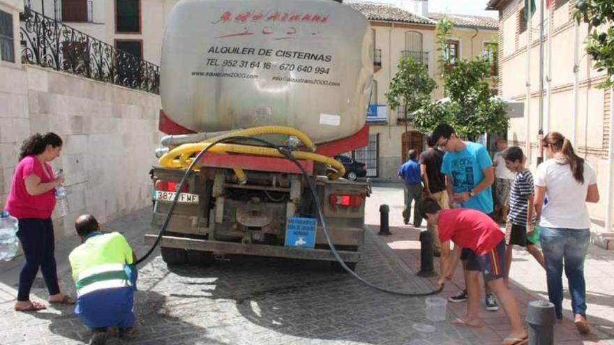 Los vecinos de Archidona ya estuvieron abasteciéndose con camiones cisterna en 2017. | L.O.