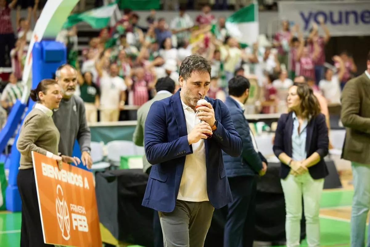 Gonzalo Rodríguez con el trofeo de campeón de Segunda FEB.