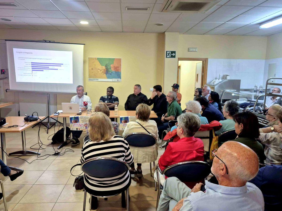 Asistentes a la presentación de los resultados de la encuentra sobre inmigración en Cabra.