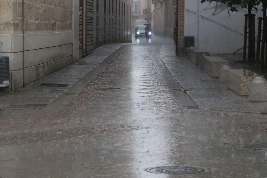 Un chaparrón sorprende a los zamoranos