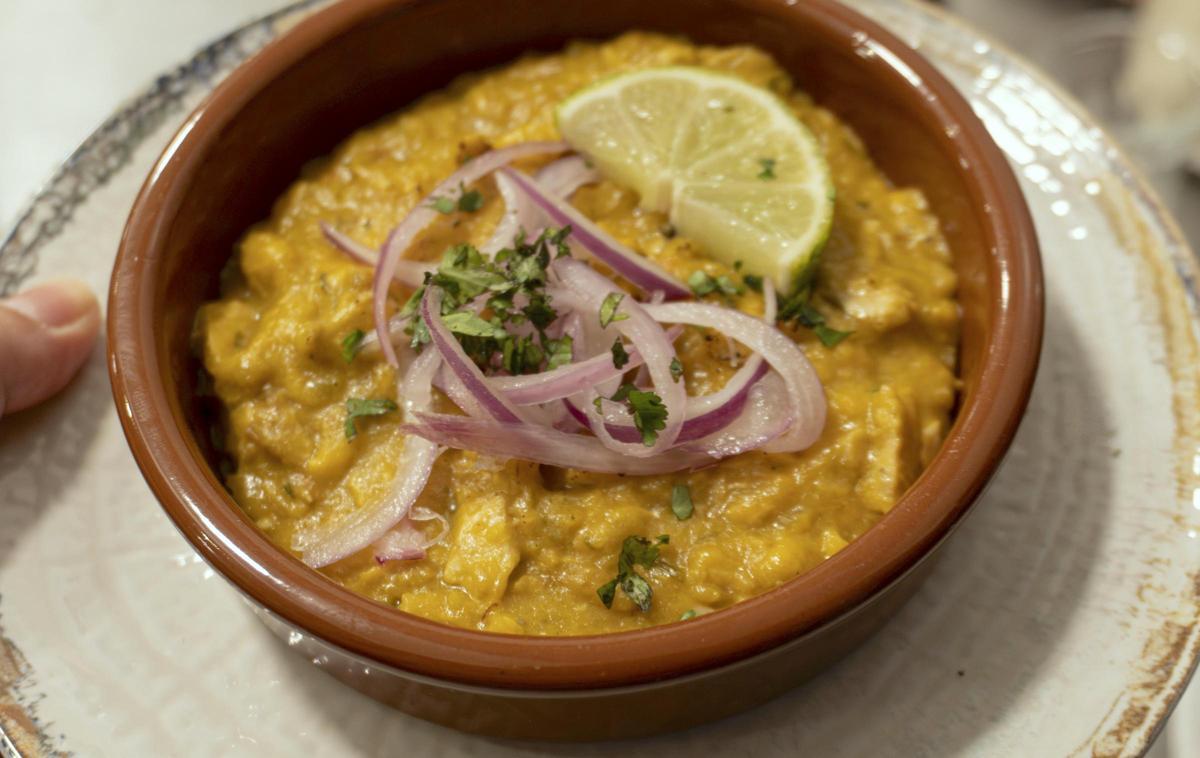 Plat a base de plàtan mascle i cacauet cuinat en una cassola de fang.