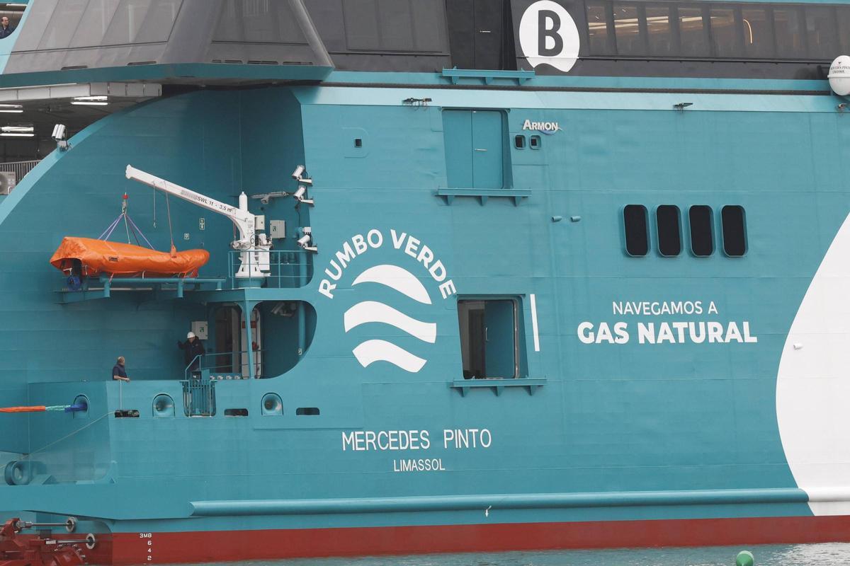 La salida del "Mercedes Pinto" a El Musel, en imágenes