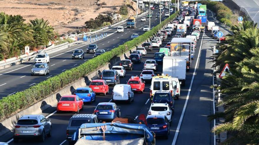 Atasco en la autopista del Sur en dirección a la capital grancanaria.