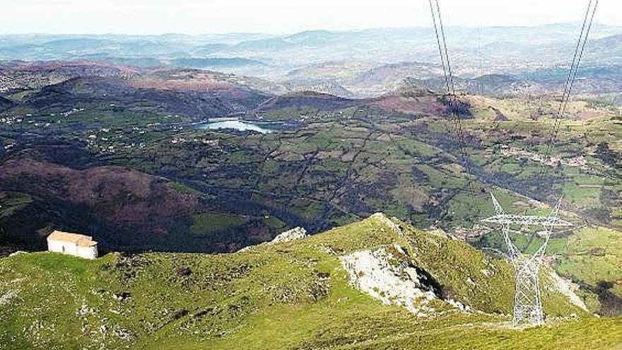 Vistas desde la cima del Monsacro, con la capilla de La Magdalena a la izquierda y el embalse de los Alfilorios al fondo.