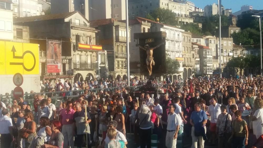 La procesión del Cristo tardó hora y media en llegar a Policarpo Sanz desde O Berbés.