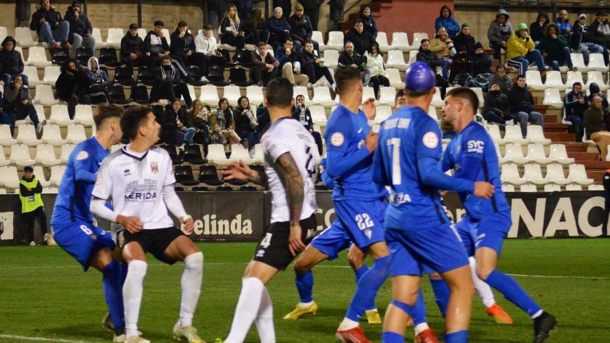 Jugadores de Mérida y San Fernando pugna por el balón en una acción del duelo disputado en el estadio Romano.