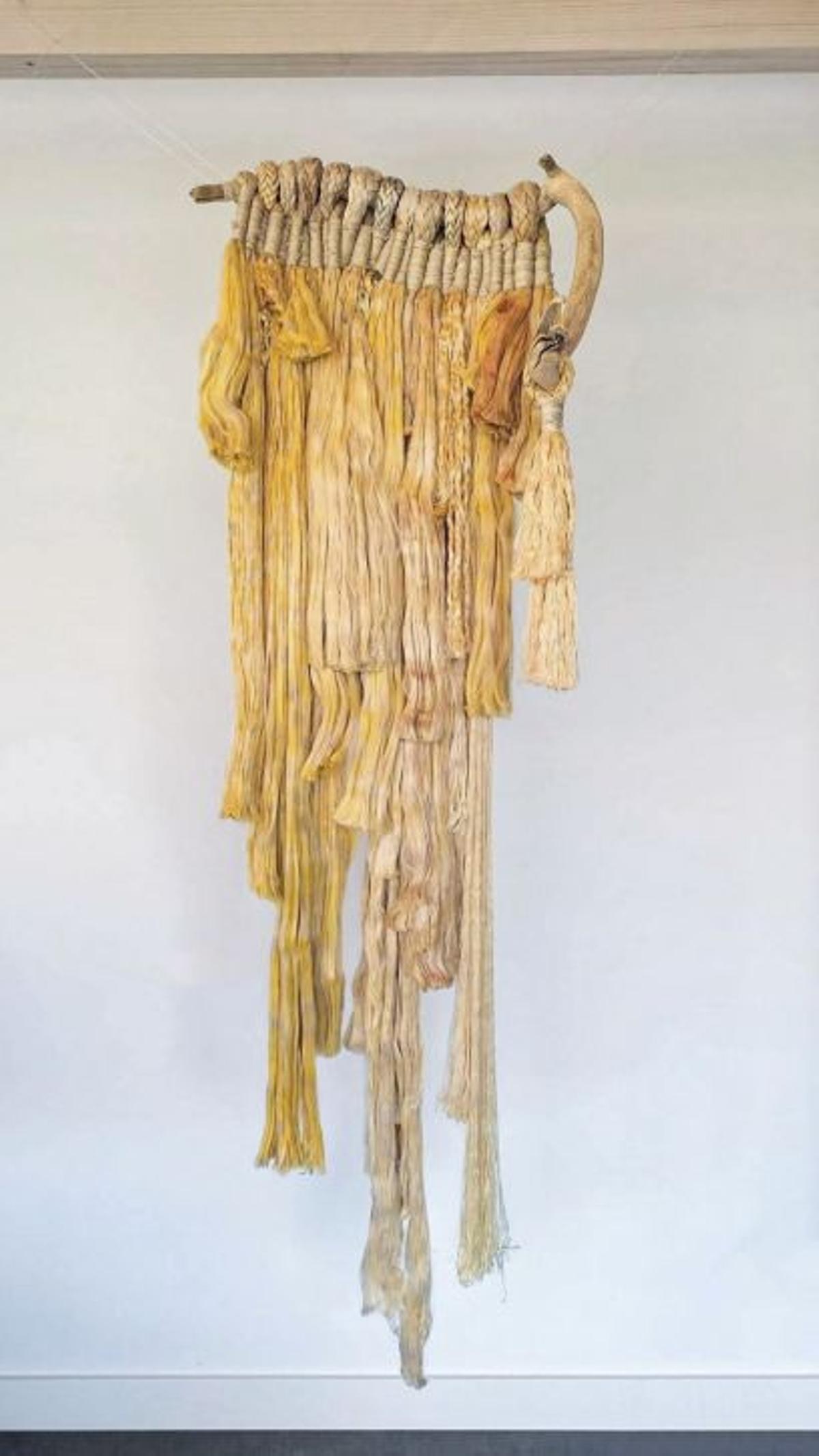 Algunas de las creaciones de Mar Fraga, todas elaboradas a partir de redes recogidas en playas y puertos. Enmalle Studio también acoge cursos e intercambios culturales