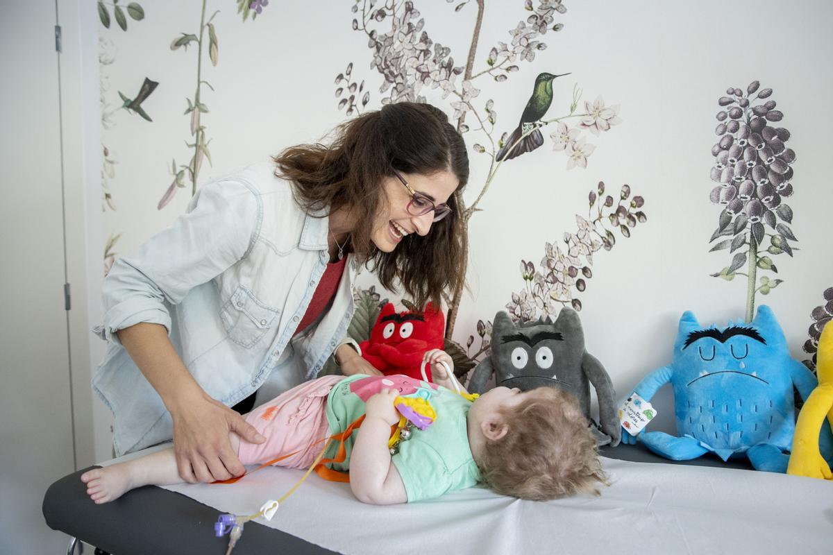 Aina Coloma, con su hija, Lara, paciente de la Unidad de Cuidados Paliativos de Vall d'Hebron.