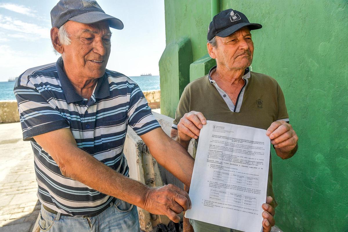 Antonio Isquier y Luis Santana, dos vecinos afectados, enseñan la documentación sobre las ayudas.