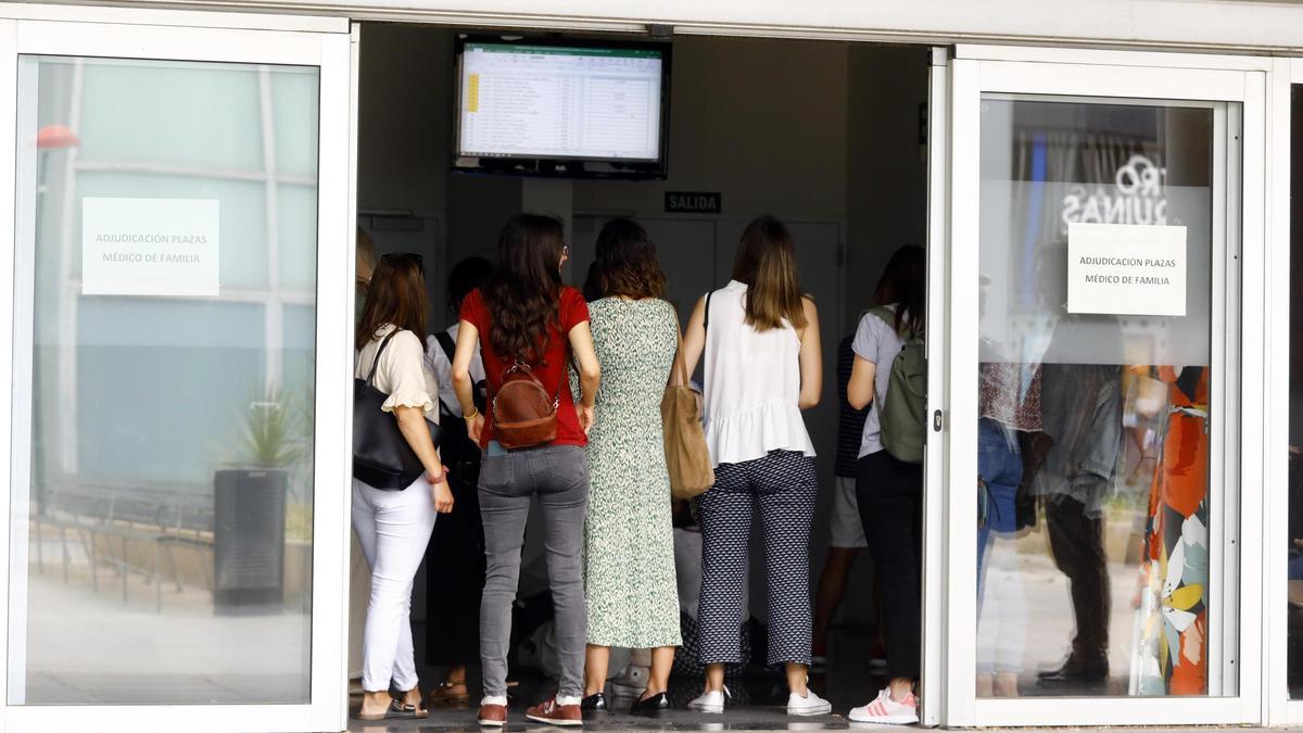 Varias personas en el llamamiento y adjudicación de plazas de Medicina Familia en Zaragoza, en 2023.