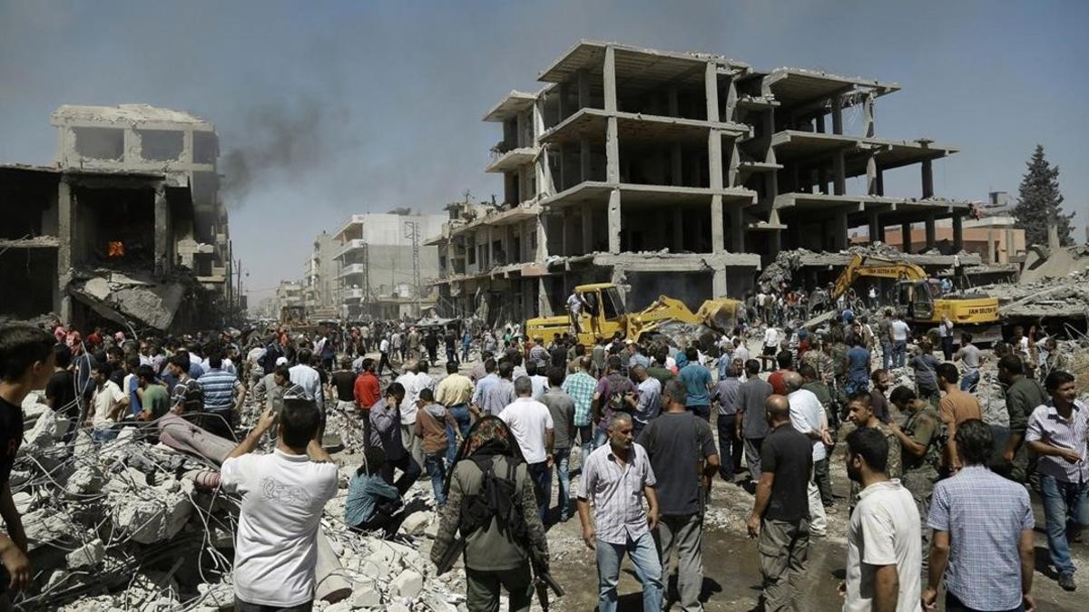 Sirios observan la destrucción tras el doble ataque en Qameshli, el 27 de julio.