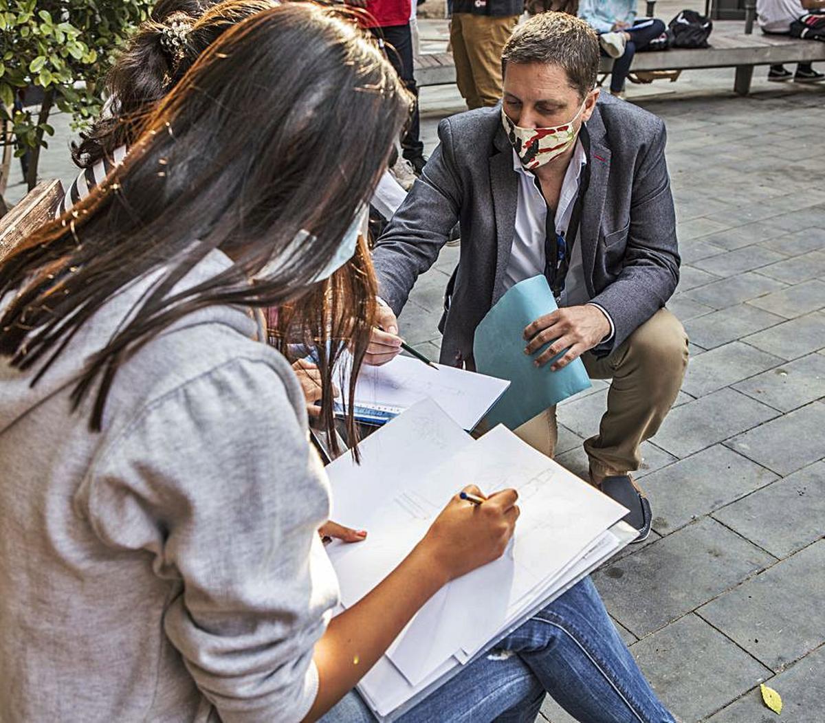 Ignacio López, con alumnos de Jesús María. | PILAR CORTÉS