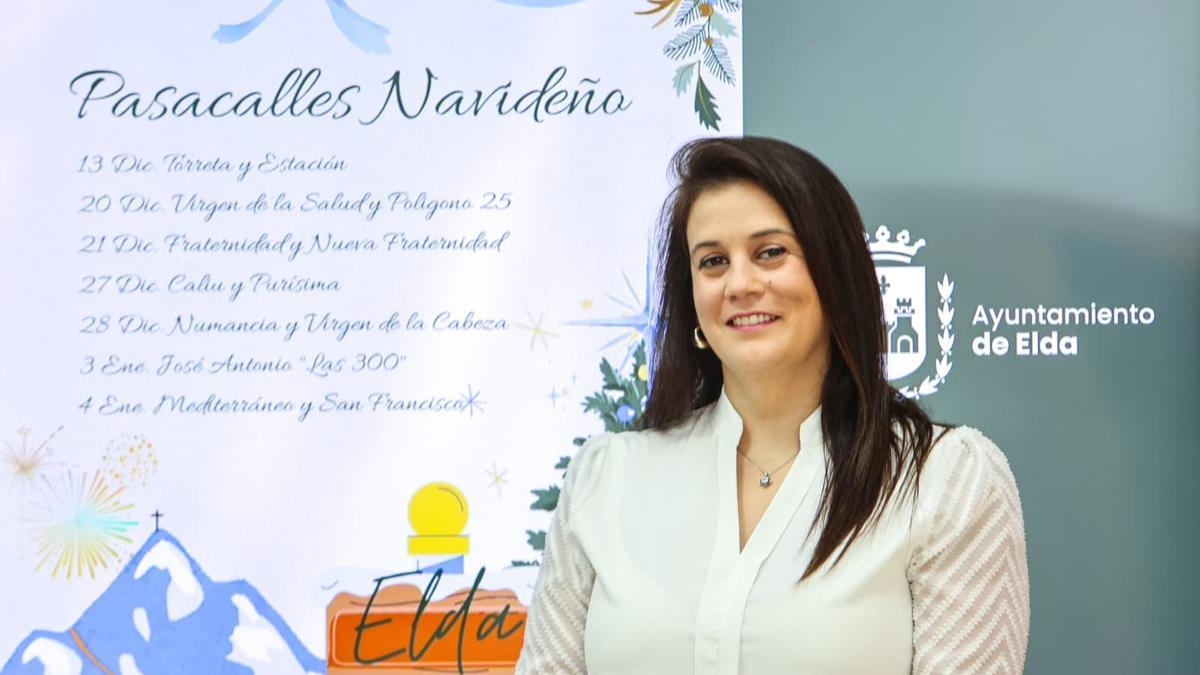 La edil Lorena Pedrero anuncia los pasacalles navideños en Elda.