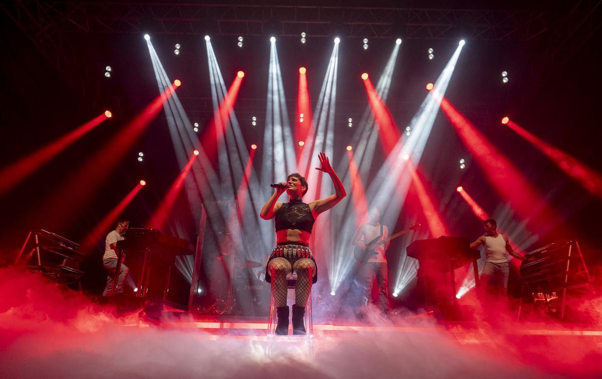 El repertorio de “Hija de la Luna” rinde tributo al disco más emblemático del grupo, “Descanso Dominical”, una obra maestra que marcó la historia del pop en español.