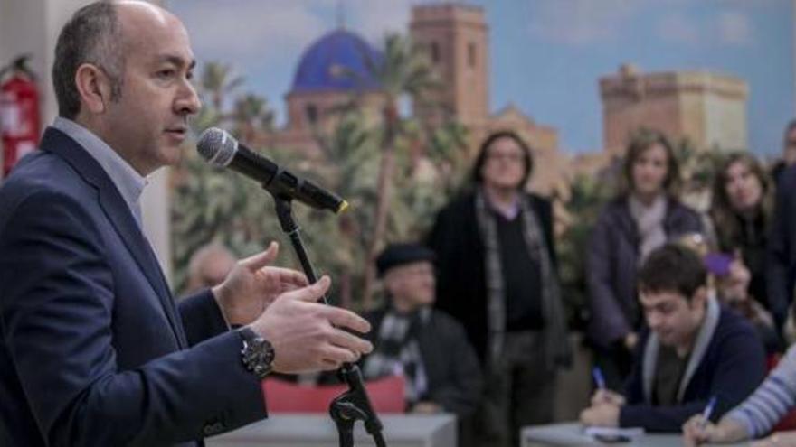 Alejandro Soler, en su comparecencia ayer ante los medios de comunicación y afiliados, en la sede socialista de Elche.