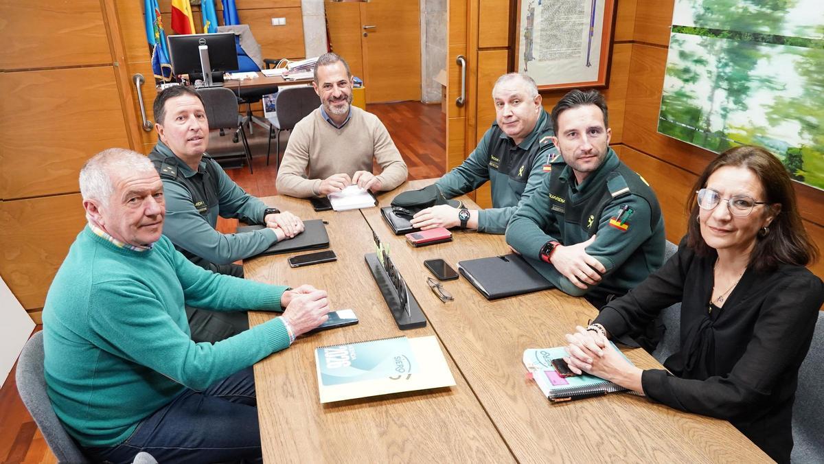 Un momento de la reunión de Ángel García, los ediles Raimundo Díaz y Patricia Antuña con los mandos de la Guardia Civil Víctor Fernández, Gonzalo Lorenzo y Juan José Camporro.