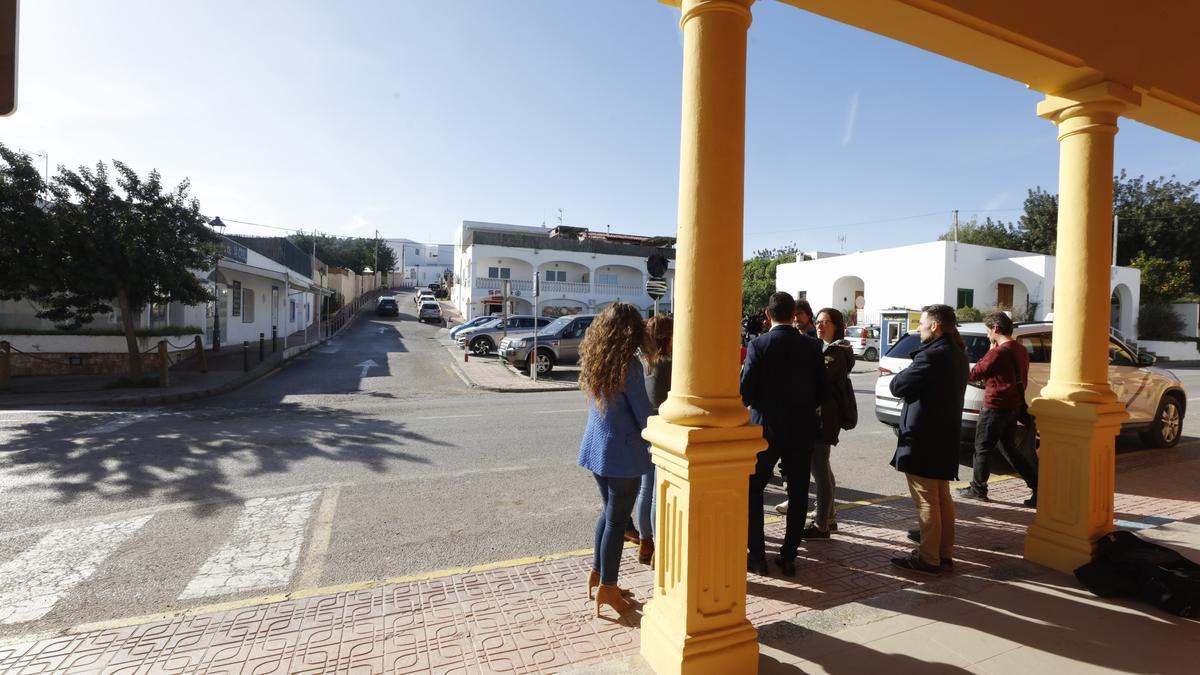 Marcos Serra y Mariano Juan explican los cambios frente a la calle Toni des Pou por la que se desviará el tráfico.